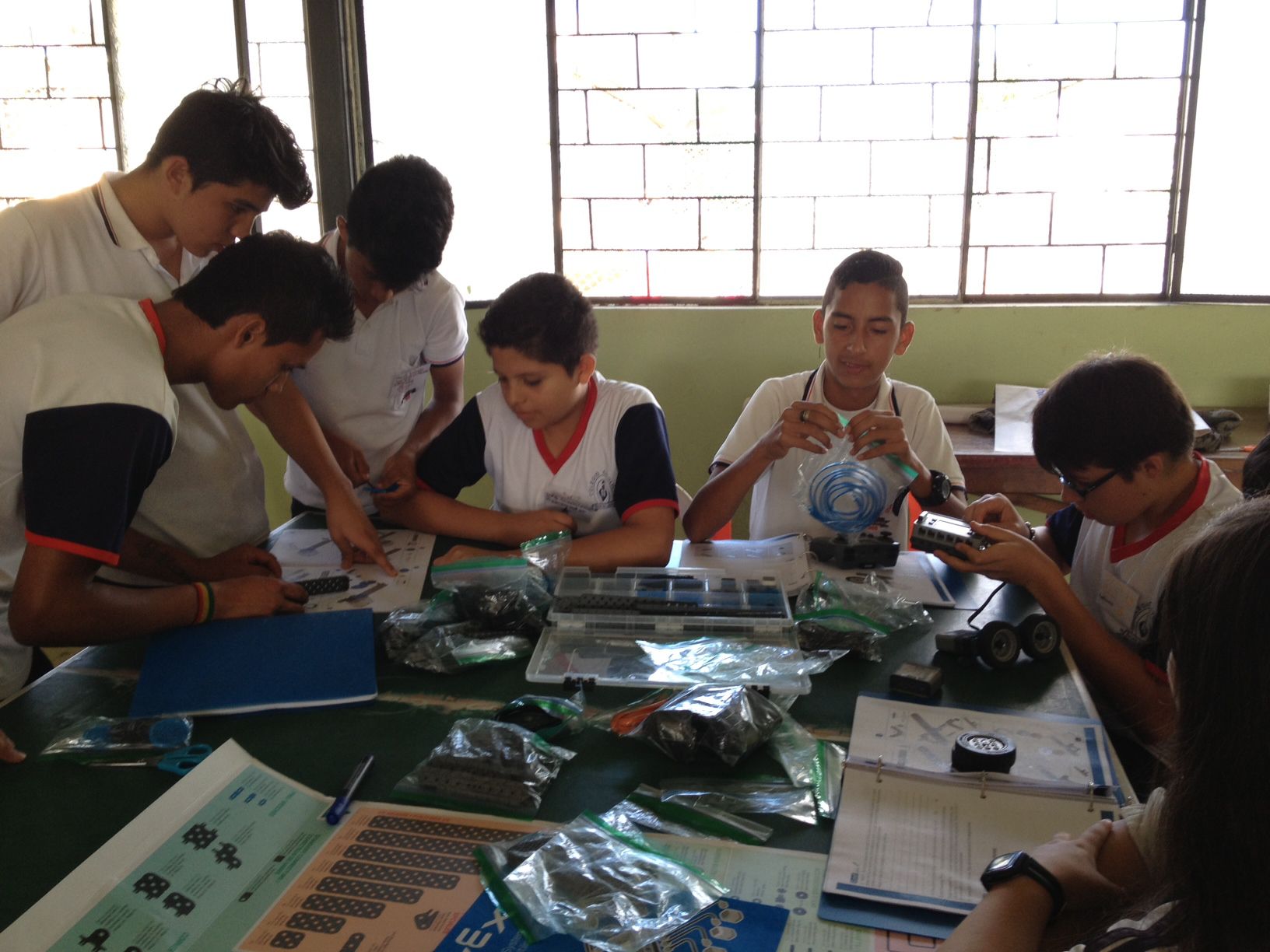 San Miguel de los Bancos students building robots at a table.